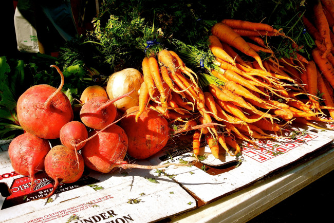Обои картинки фото еда, овощи, морковка, свекла, прилавок