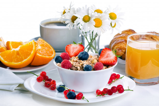 Обои картинки фото еда, разное, смородина, ромашки, кофе, сок, клубника, малина, апельсин, мюсли