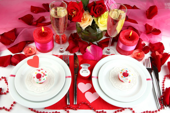 Обои картинки фото еда, сервировка, лепестки, розы, сердечки, кольцо, свечи, бокалы, шампанское