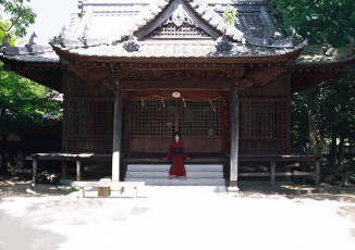 Картинка аниме город +улицы +здания солнечно юката кимоно дом храм девушка erhu арт
