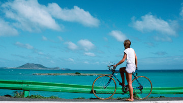 Картинка девушки -unsort+ блондинки ограда велосипедистка велосипед море остров горы облака небо