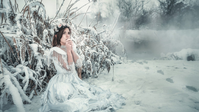 Обои картинки фото девушки, -unsort , брюнетки,  шатенки, девушка, снег, зима