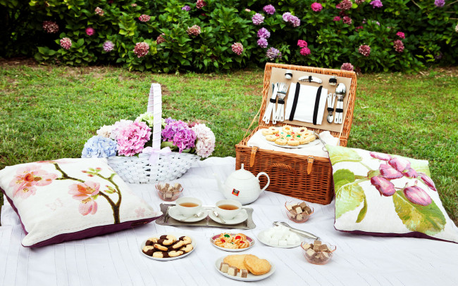 Обои картинки фото еда, пирожные,  кексы,  печенье, гортензия, подушки, пикник, чай, печенье