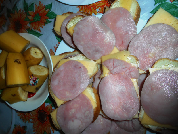 Обои картинки фото еда, бутерброды,  гамбургеры,  канапе, хлеб, сыр, колбаса, бананы