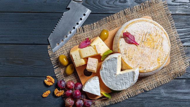 Обои картинки фото еда, сырные изделия, сыр, оливки, виноград