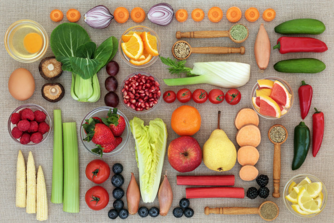 Обои картинки фото еда, фрукты и овощи вместе, клубника, черника, лук, кукуруза, яйца, апельсин, яблоко, грибы, лимон, малина