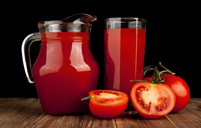 Обои картинки фото еда, напитки,  сок, кувшин, стакан, сок, томатный, помидоры