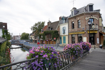 Картинка города улицы площади набережные река мостики дома цветы
