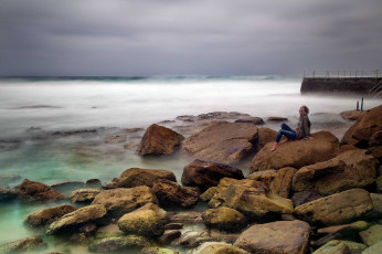 Картинка природа побережье море вода девушка камни океан