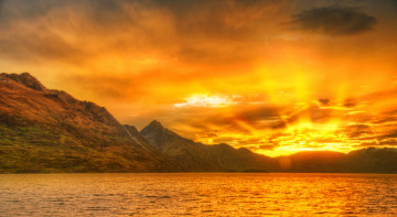 Картинка природа восходы закаты море океан вода рассвет золото горизонт горы солнце