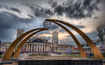 Картинка города памятники скульптуры арт объекты вокзал конструкция глобус харьков украина