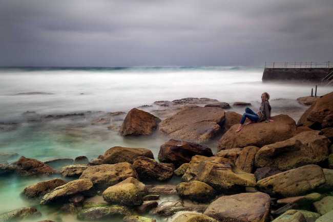 Обои картинки фото природа, побережье, море, вода, девушка, камни, океан