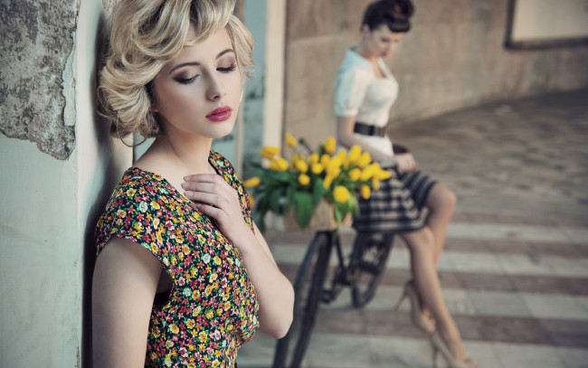 Обои картинки фото девушки, -unsort , блондинки, тюльпаны, цвета, прически, платье, цветы, велосипед, ретро