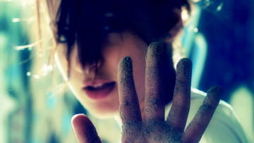 Картинка девушки -unsort+ креатив лицо песок рука