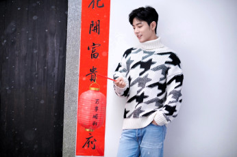 Картинка мужчины xiao+zhan актер свитер джинсы фонарь