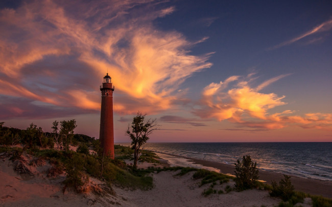 Обои картинки фото природа, маяки, закат, песок, пляж, маяк, озеро, мичиган, облака