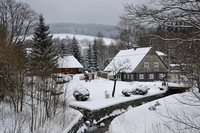 Обои картинки фото города, - пейзажи, дом, дворик, зима, снег, деревья, кустарники