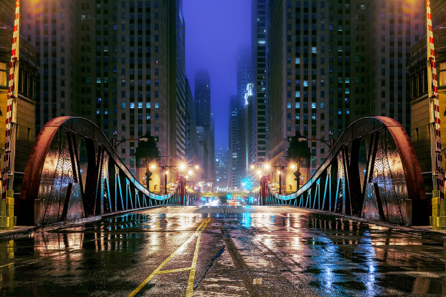Обои картинки фото города, Чикаго , сша, отражения, вода, лужи, здания, небоскребы, огни, вечер, ночь, улица, дорога, мост, город, иллинойс, Чикаго, usa, illinois, chicago