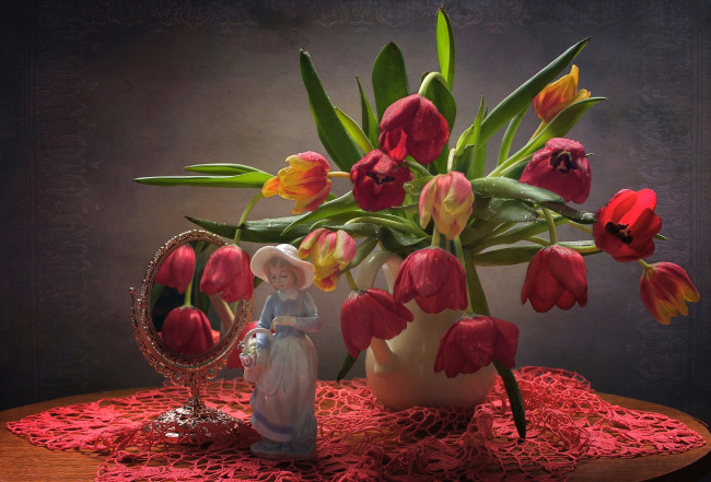 Обои картинки фото цветы, тюльпаны, отражение, зеркало, девочка, статуэтка, букет