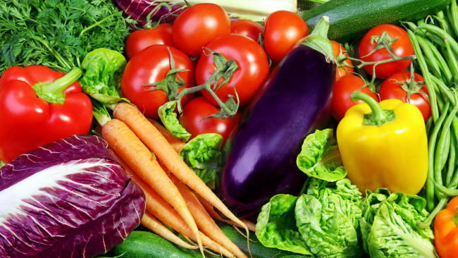 Обои картинки фото еда, овощи, морковь, перец, баклажан, помидоры, салат, зелень, томаты