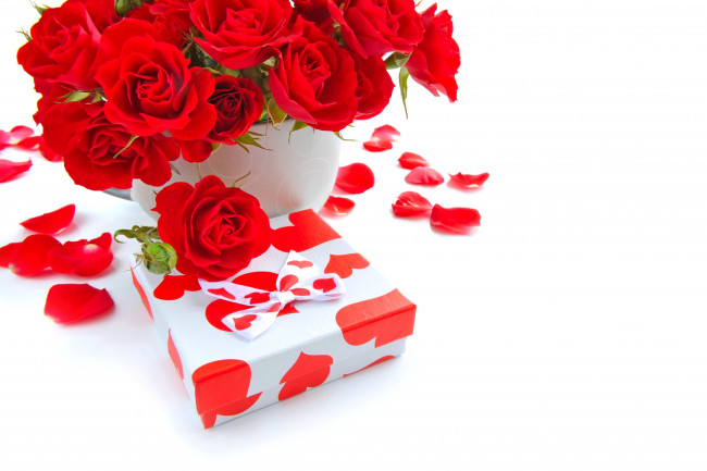 Обои картинки фото праздничные, день святого валентина,  сердечки,  любовь, букет, розы, красные, подарок, коробка