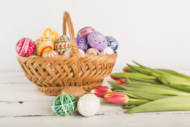 Обои картинки фото праздничные, пасха, корзина, яйца, тюльпаны