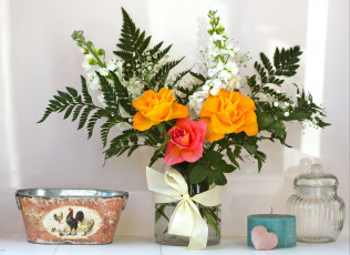 Картинка цветы букеты композиции розы левкой папоротник посуда