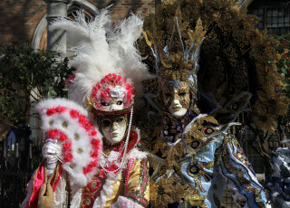 Картинка разное маски карнавальные костюмы венеция карнавал веер перья