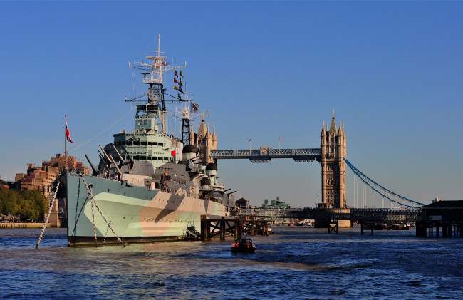 Обои картинки фото hms, belfast, корабли, крейсеры, линкоры, эсминцы, tower, bridge, лондон, london, река, темза, музей