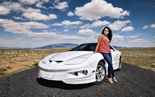 Обои картинки фото автомобили, авто, девушками, пустыня, облака, дорога, pontiac