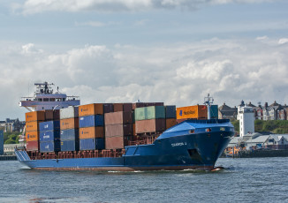 Картинка корабли грузовые+суда река контейнеровоз город