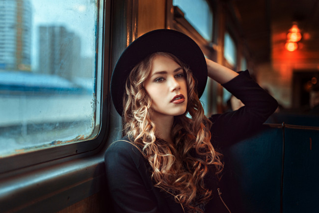 Обои картинки фото девушки, -unsort , блондинки, девушка, локоны, шляпка, traveler, окно, вагон, георгий, Чернядьев