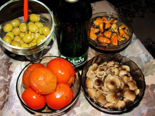 Картинка еда разное пиво помидоры грибы опята мидии оливки