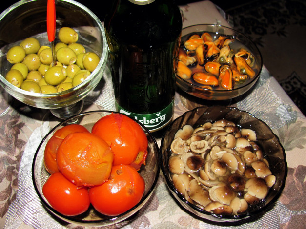 Обои картинки фото еда, разное, пиво, помидоры, грибы, опята, мидии, оливки
