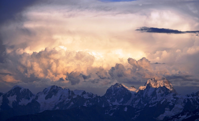 Обои картинки фото природа, горы, вершины, эльбрус, скалы, тучи, небо