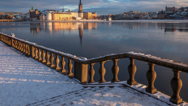 Обои картинки фото города, стокгольм , швеция, река, набережная, зима, снег