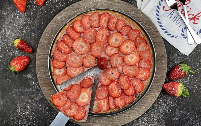 Обои картинки фото еда, пироги, ягоды, клубника, пирог, клубничный