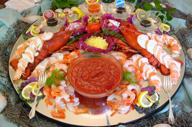 Обои картинки фото еда, рыба, морепродукты, суши, роллы, омары, креветки, приборы, соусы, икра