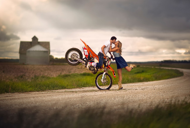 Обои картинки фото разное, мужчина женщина, парень, summer, love, девушка, мотоцикл, поцелуй
