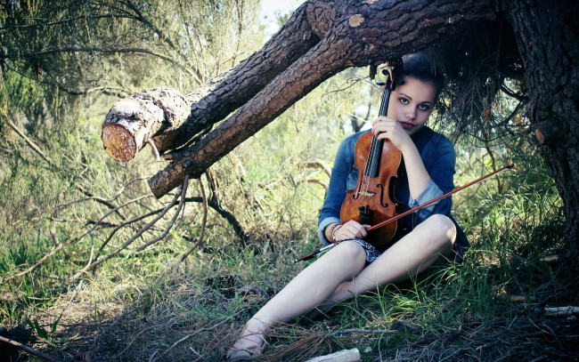 Обои картинки фото музыка, -другое, скрипка, девушка, взгляд