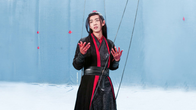 Обои картинки фото мужчины, xiao zhan, актер, костюм, кровь, съемки, веревки