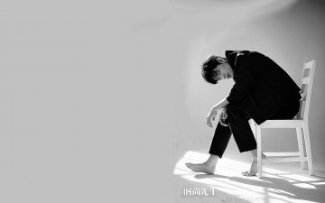 Картинка мужчины xiao+zhan актер костюм босиком стул