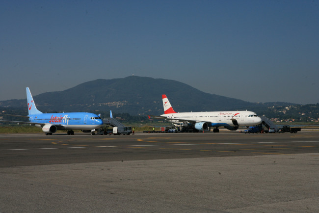 Обои картинки фото авиация, пассажирские, самолёты, самолеты, аэродром