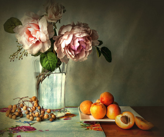 Обои картинки фото еда, персики, сливы, абрикосы, розы, стакан