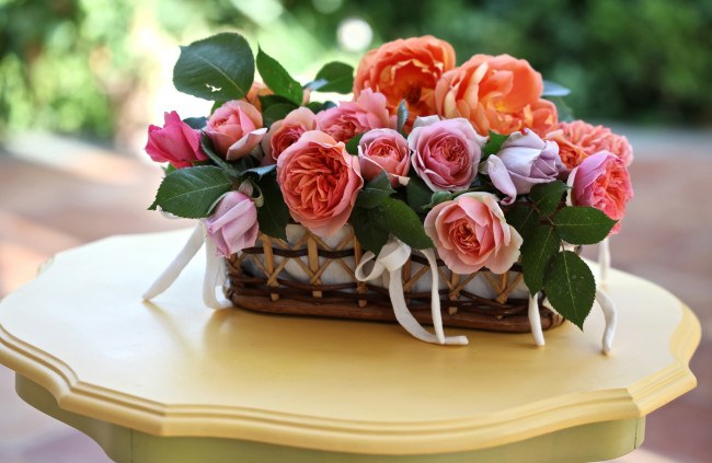 Обои картинки фото цветы, розы, корзинка, столик