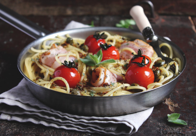 Обои картинки фото еда, макаронные, блюда, сковорода, спагетти, помидоры, бекон, томаты