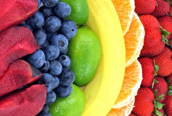 Картинка еда фрукты ягоды слива банан апельсин клубника голубика лайм