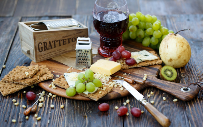 Обои картинки фото еда, натюрморт, сыр, груша, галеты, нож, терка, виноград