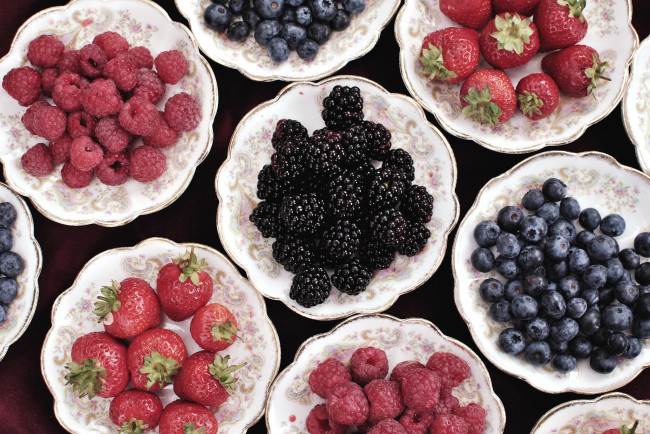 Обои картинки фото еда, фрукты, ягоды, голубика, клубника, малина, тарелки