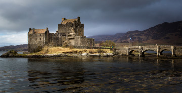 обоя eilean donan castle, города, замок эйлен донан  , шотландия, горы, озеро, замок, мост